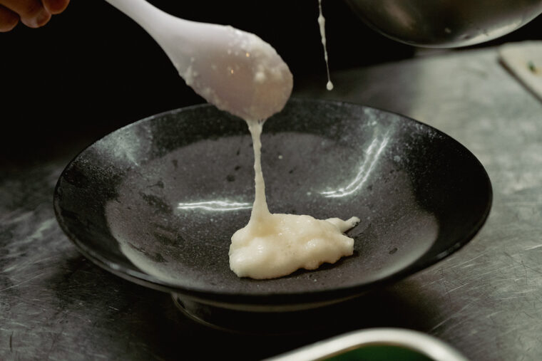 丼に麺を入れる前に、とろろを入れるのが特徴です