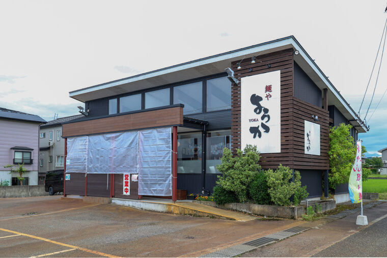 国道117号沿い。小千谷を代表する人気ラーメン店のひとつ