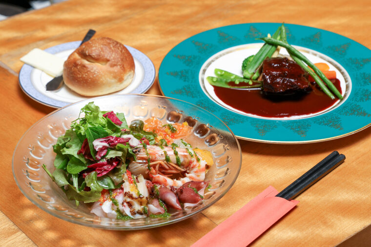 『海の幸の冷 製盛り合わせ』（左・M2,500円）と 『和牛ホホ肉の赤ワイン煮』（奥・2,600円）、自家製パン