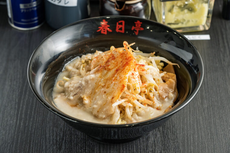 『鳥豚油そば』（並盛890 円）