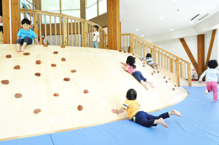 あがりーなには小さな子どもから小 学生まで遊び尽くせる遊具やゲームが盛りだくさん