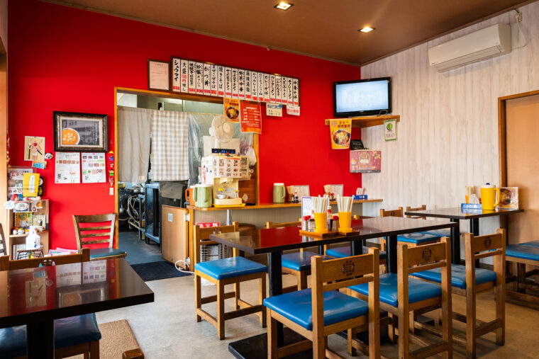厨房から漂うカレーの香りが来店客の食欲を掻き立てる