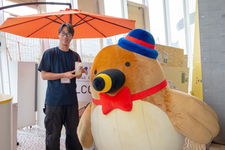 意外と大きなクイクイ。そしてふわふわ手触りでとってもかわいい。店長の土井さんと２ショット！