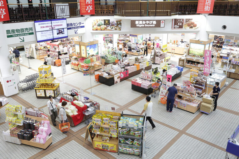 県内のお土産が揃う新潟のみやげ処を中心に連日賑わいを見せているバザール館