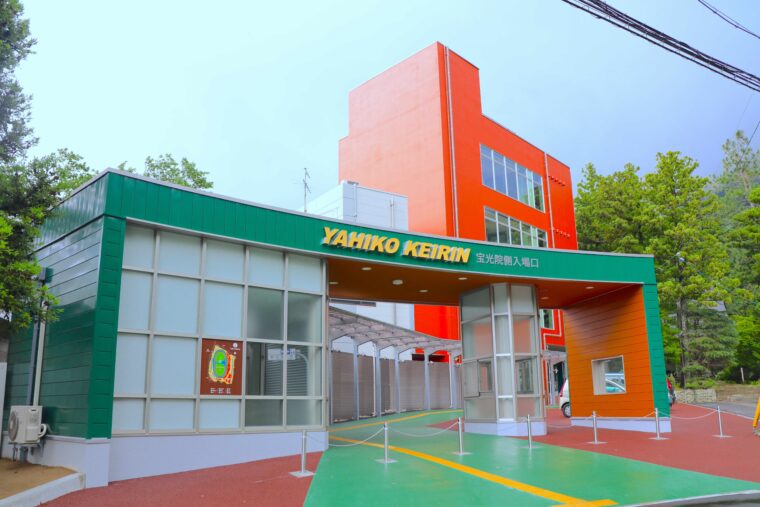 入場無料。奥のオレンジ色の建物4階が会場です。エレベーターで4階へどうぞ