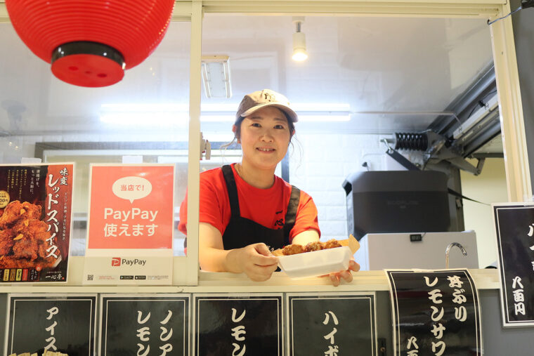 名物の唐揚げを豪快に割り箸に刺した『からあげ棒』（600円）がイチオシ！