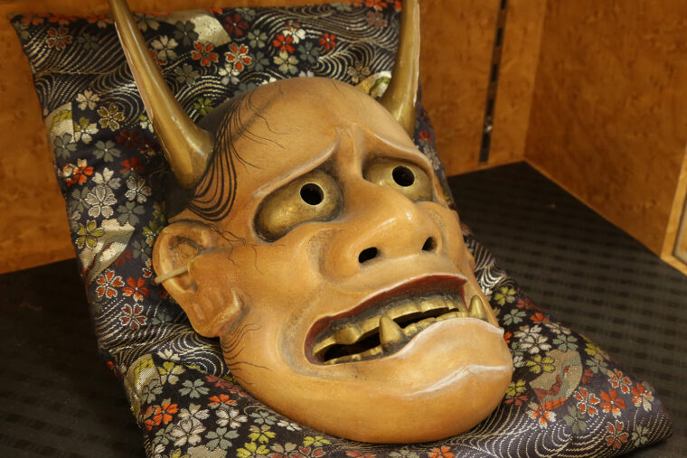佐渡の伝統工芸品、能面は1点50 万円～販売している
