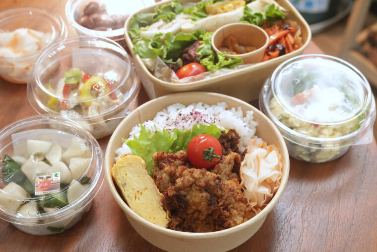 『バジル塩糀からあげ弁当』（手前・648円）
