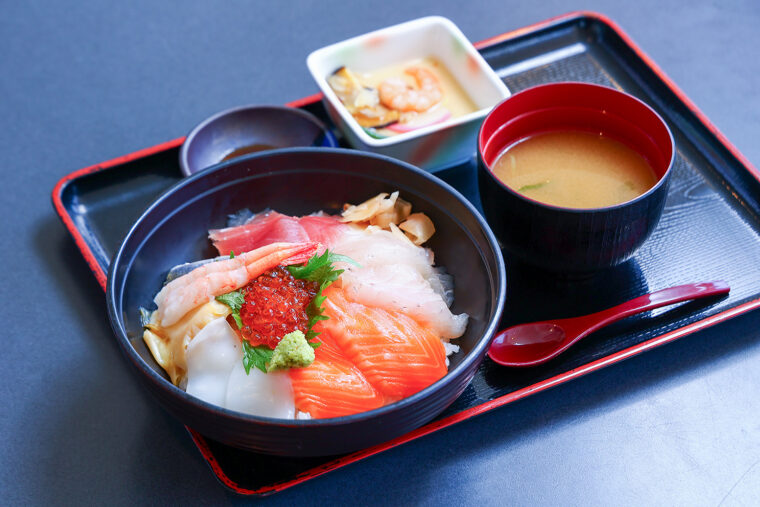 『海鮮丼』（2,400円）。出雲崎産のサザエがのった茶碗蒸しが付いて大満足