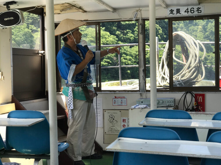 軽快なトークや舟歌で乗客をもてなす遊覧船の船頭　