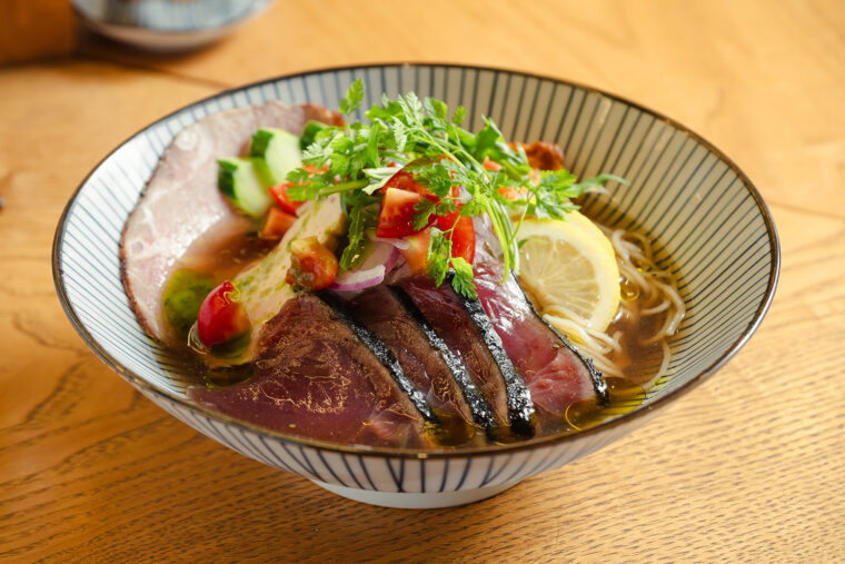 『冷やし鰹そば アールグレイ仕立て』（1,350円）