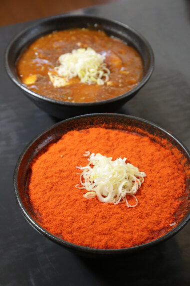 『マーボー麺５辛』（写真手前・1,300円）