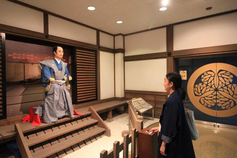 天領出雲崎時代館の入口ではロボットのお代官様がお出迎え　