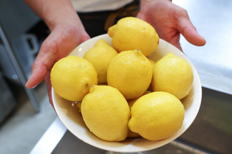 風味を際立たせるため、酸味の強いレモンを厳選