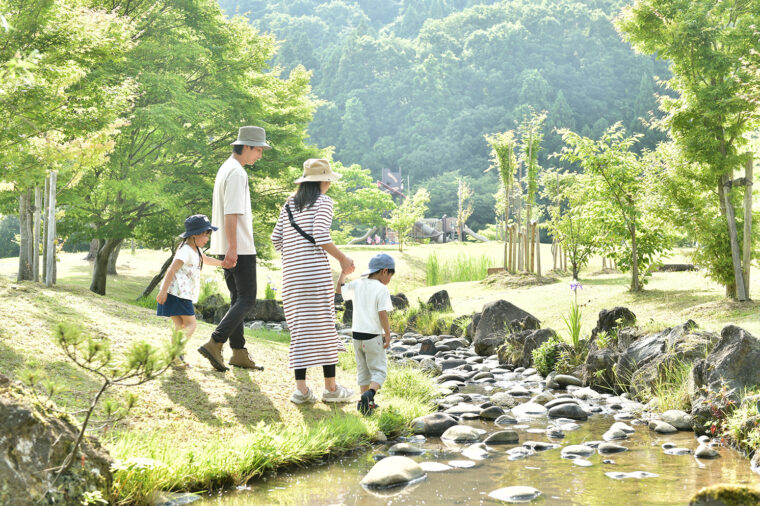 小川や公園があり、自然と触れ合える