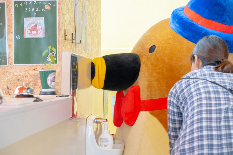 クチバシをギチギチに潰しながらやってきてくれました
