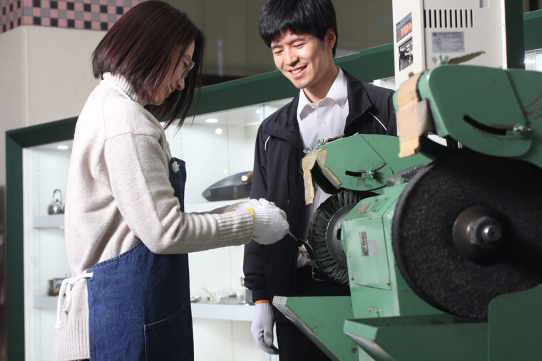 要予約のスプーン磨き体験。職人気分を味わってみては　