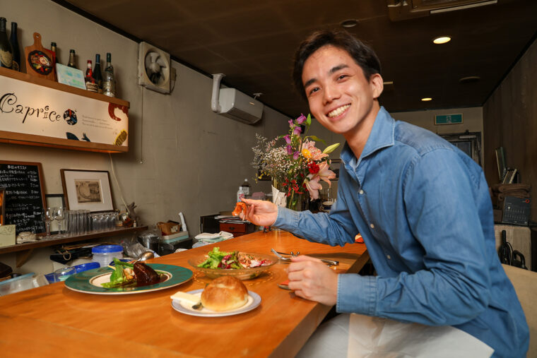 美味しそうな料理を前に、笑みが止まりません