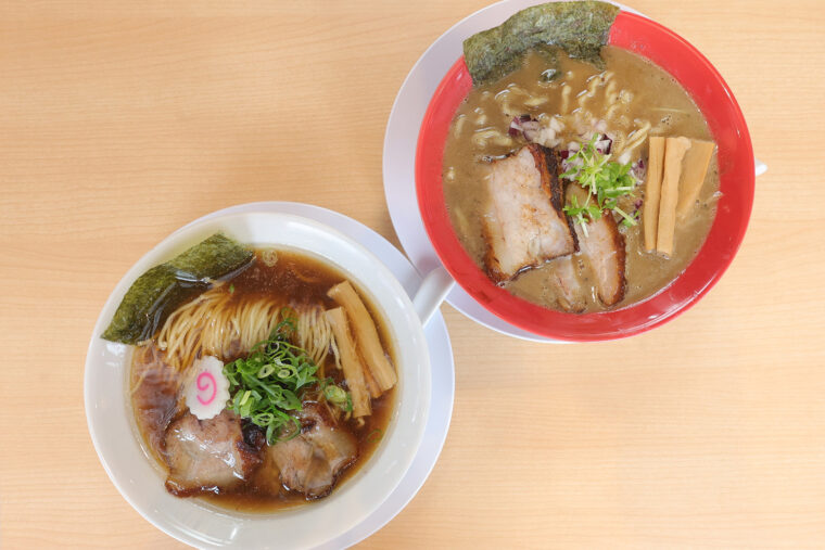 細麺の『中華そば』（980円）は「誰が食べてもおいしい」定番。『濃厚煮干し中華』（980円）は太麺でどろりとした濃厚スープ