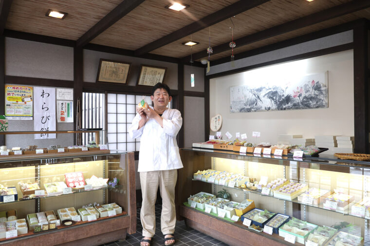 「夏限定の『甘夏羹』や今年リニューアルした『水まんじゅう』も人気です」と二代目の町田善久さん