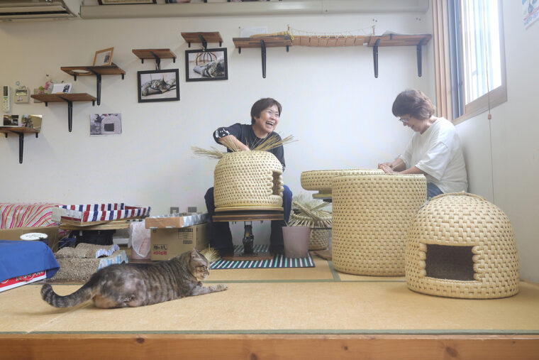 猫ちぐらの製作実演を見学できる、せきかわ観光情報センターにゃ～む