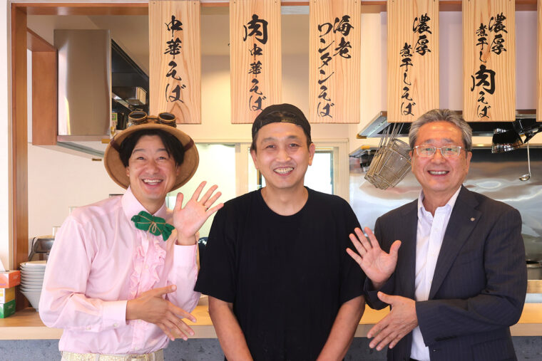 地元関川の人、新潟と山形の ラーメンマニアも訪れて、連日大忙しの吉田店長と仲良く記念撮影