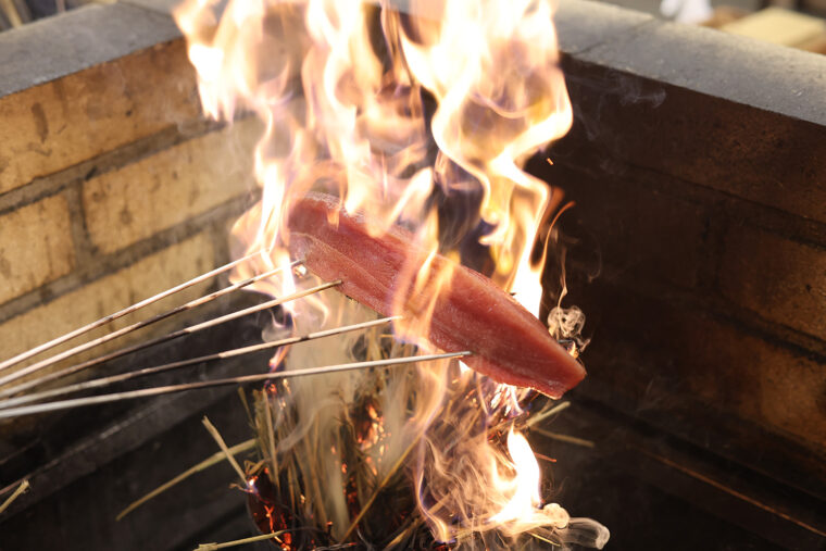 豪快にワラ焼きしたカツオのタタキをトッピング