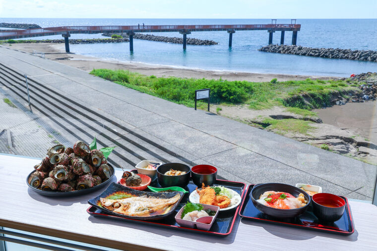 食事を楽しみながら日本海の雄大な景色を眺められるレストラン・夕日庵 陣や