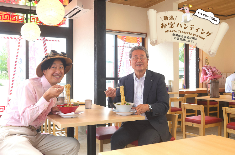 写真右の加藤村長は1955年滋賀県生まれ。熱狂的なアルビサポで村長就任以前はホームゲームの度にゴール裏で旗を振っていた。イチジク、ビワ、キウイ…多彩な果樹も栽培
