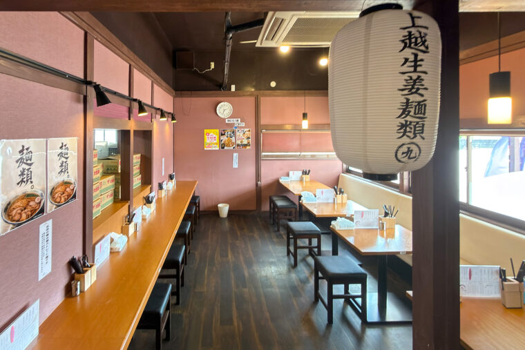 上越生姜麺類 店内。カウンター席、テーブル席で構成