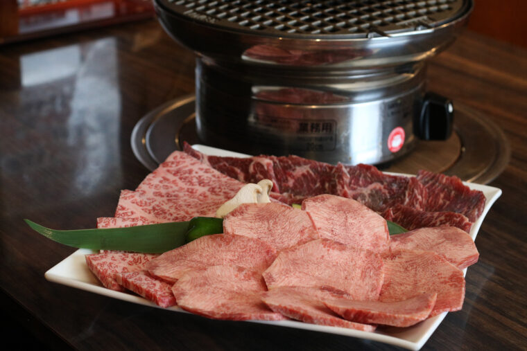 『大人気盛』（7,018円）。「普段使いでおいしい肉をお腹いっぱい食べてほしい」という店主のおすすめです