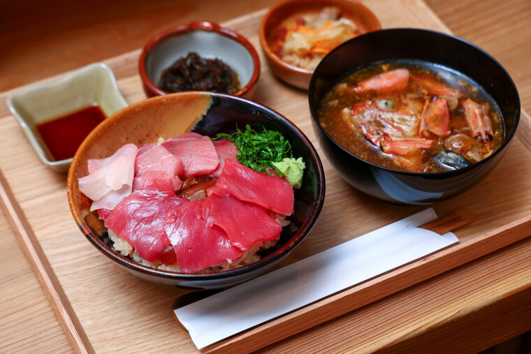『本まぐろ丼』（1,800円）