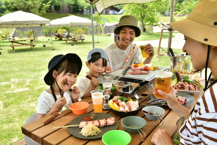 BBQは手ぶらでもOK。道具は燕市のアウトドアメーカーUNIFLAMEのもの