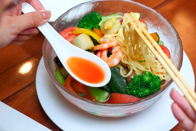 『トマトスープ冷やし麺』の真っ赤なスープ。 エビチリのタレが隠し味です