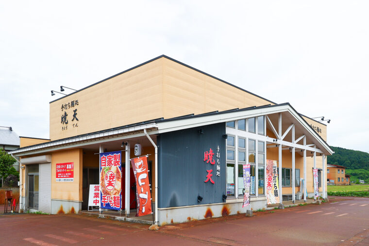 県内外から多くの人が訪れ、休日には行列ができることも