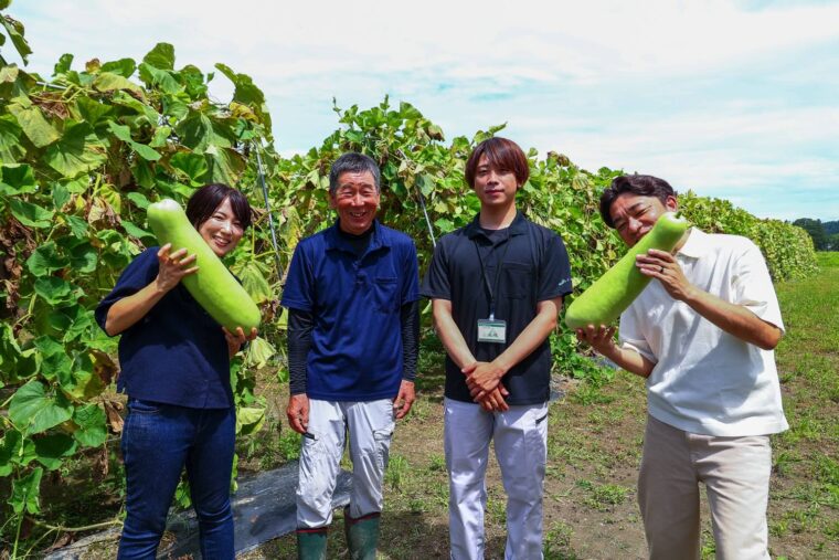 生産者の高橋謙一さん（写真左から2番目）とJA魚沼の髙橋憲祐さん