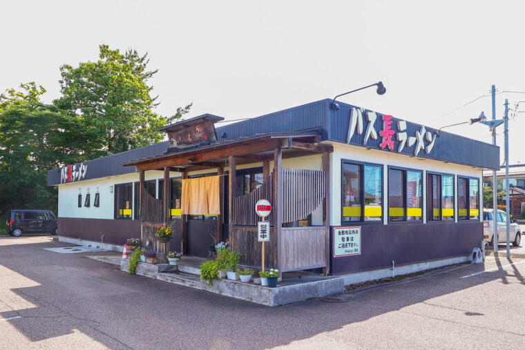 入口にはバス停を模したポールが立てられている
