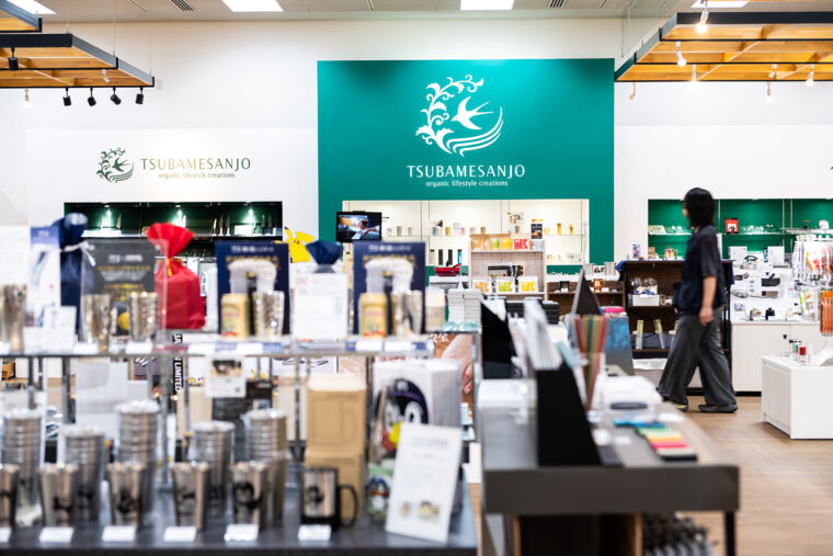 洋食器や鍋、刃物、工具などの製品が並ぶ物産館