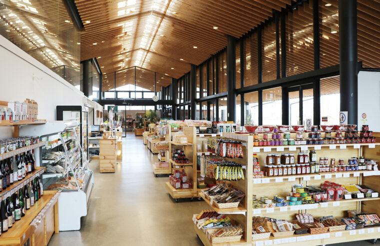 地物野菜や物産品が揃う販売エリア。 刃物の産地ならではの剪定鋏などガーデニンググッズも充実