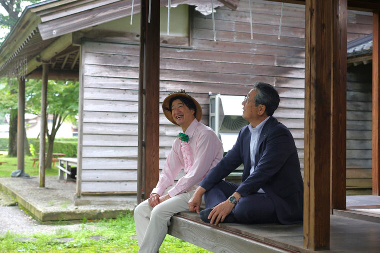 東桂苑は明治時代に建てられたお屋敷。日本庭園が見える縁側に腰かけて話が弾みます。入園無料