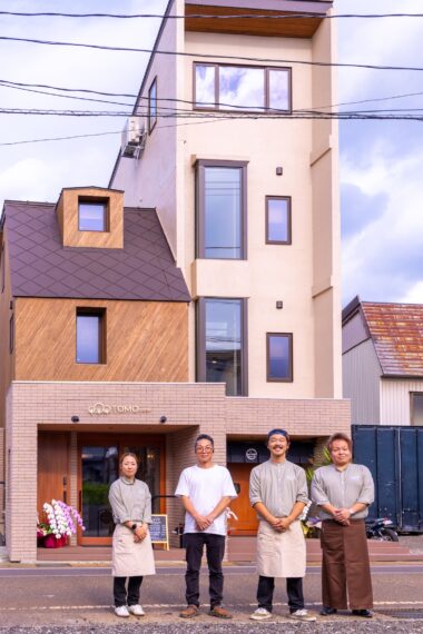 後ろの建物が、あらい宿Loop／TOMO cafe.。左から2番目がオーナー・東條隆人さん。スタッフさんにはプロのスノーボーダーも！