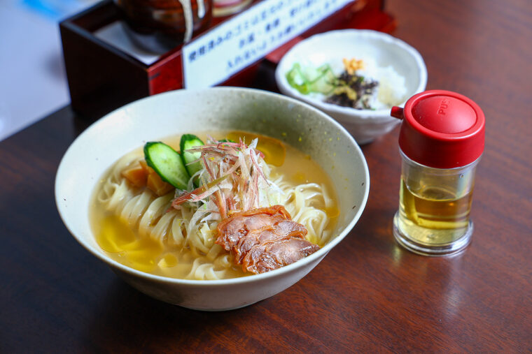 『冷やし親鶏中華そば 塩 〆のミニ茶漬け付』（1,150円）