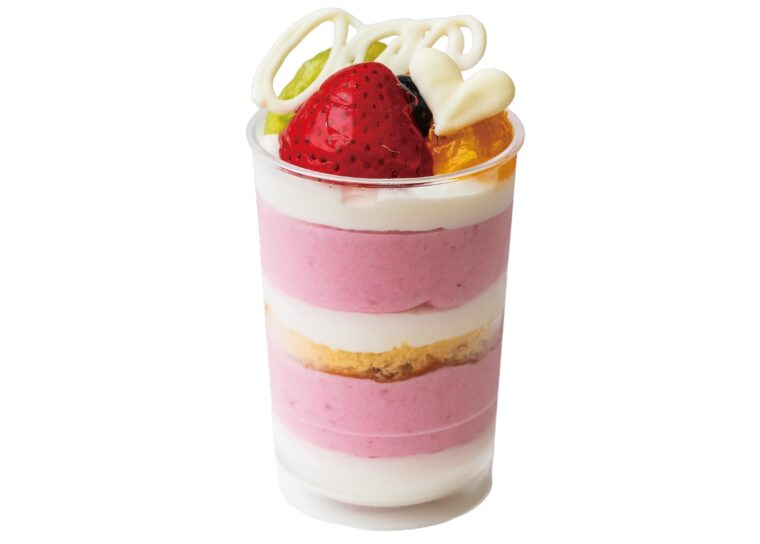 21（祝）／『イチゴムース』。ほどよい酸味のイチゴムースを主役に、生クリームとスポンジを重ねたー品。トップには競輪マークをイメージしたホワイトチョコとフルーツがあしらわれ、見た目も華やか！