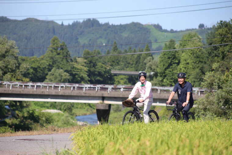 魚沼産コシヒカリの田んぼ道を自転車で駆け抜ける