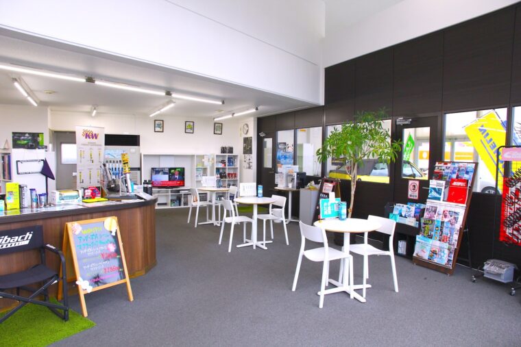 清潔感のある店内。隣の部屋には『ゴルフⅠカブリオ』を展示する