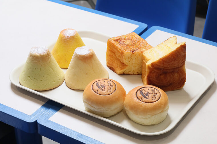 写真左の『佐渡島メロンパン』（各410円）は全3種を用意。写真右上は『黄金ブレッド』（1個723円）。写真手前は『FUN！NELあんぱん』（1個367円）