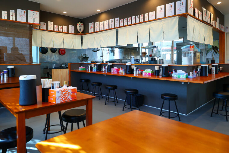 店内はカウンター席、テーブル席で構成。子供用イスや食器も用意されています