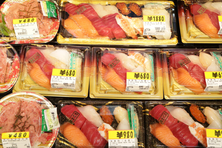 佐渡産本マグロ使用の『生寿司盛り合わせ』（680円～）も！