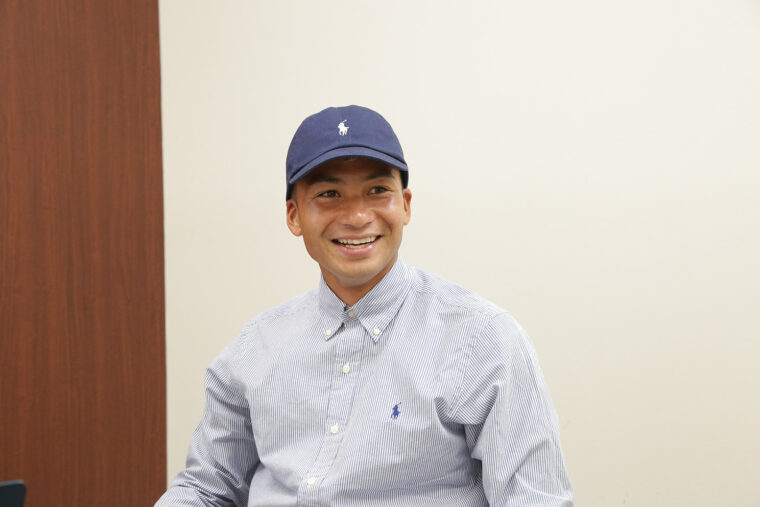 シマブクカズヨシ／1999年7月29日生まれ、ペルー出身。藤枝へ2年の期限付き移籍を経て今年1月から新潟に。 取材日が誕生日と重なり、バースデーグッズを身につけて撮影した