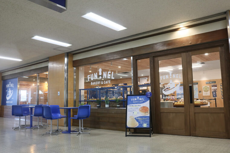 佐渡汽船のターミナル内にある